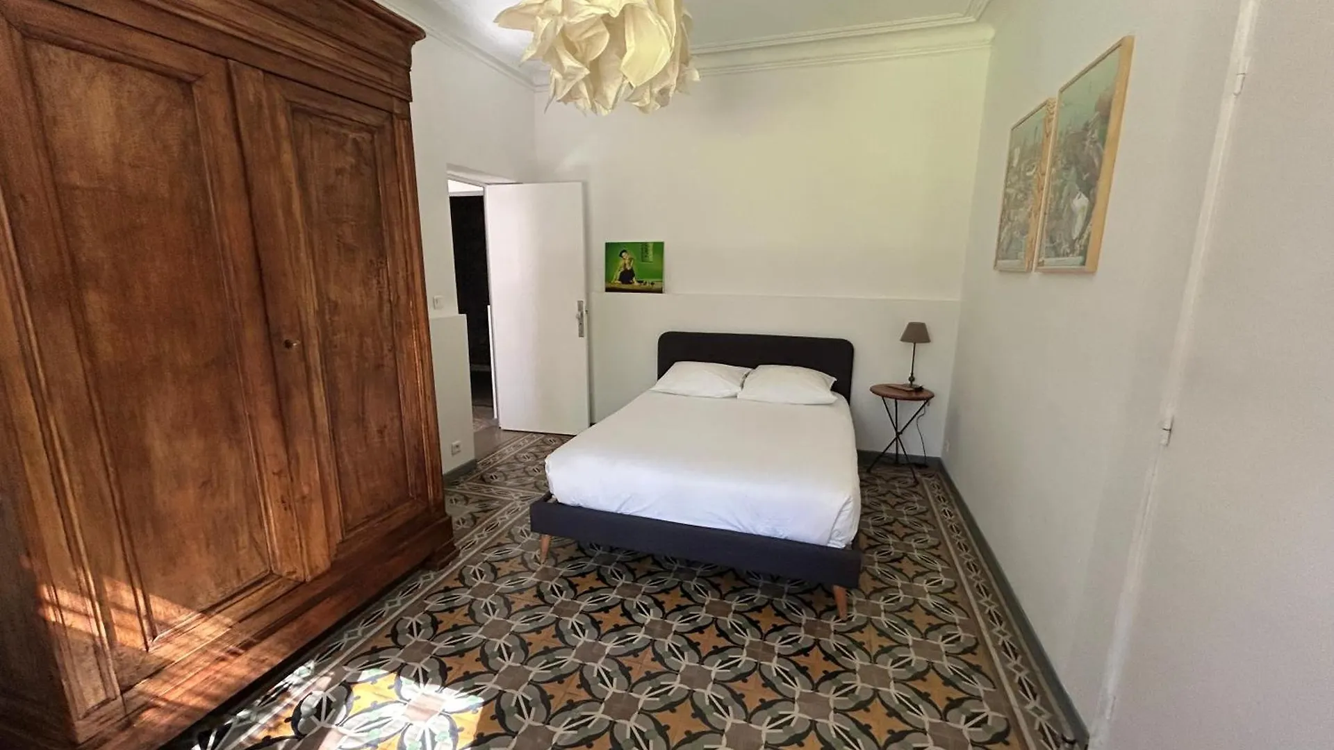 Maison De Caractere Avec Jardin Arbore En Avignon