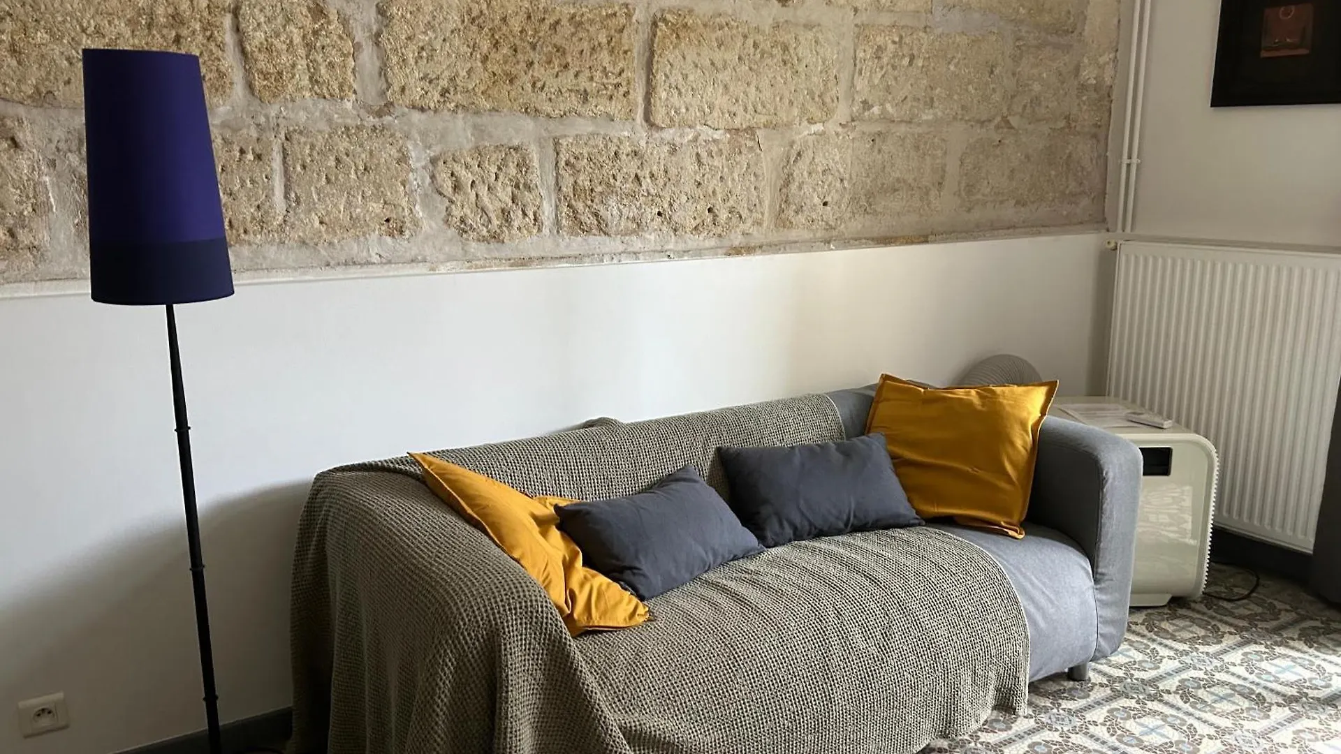 Maison De Caractere Avec Jardin Arbore En Avignon