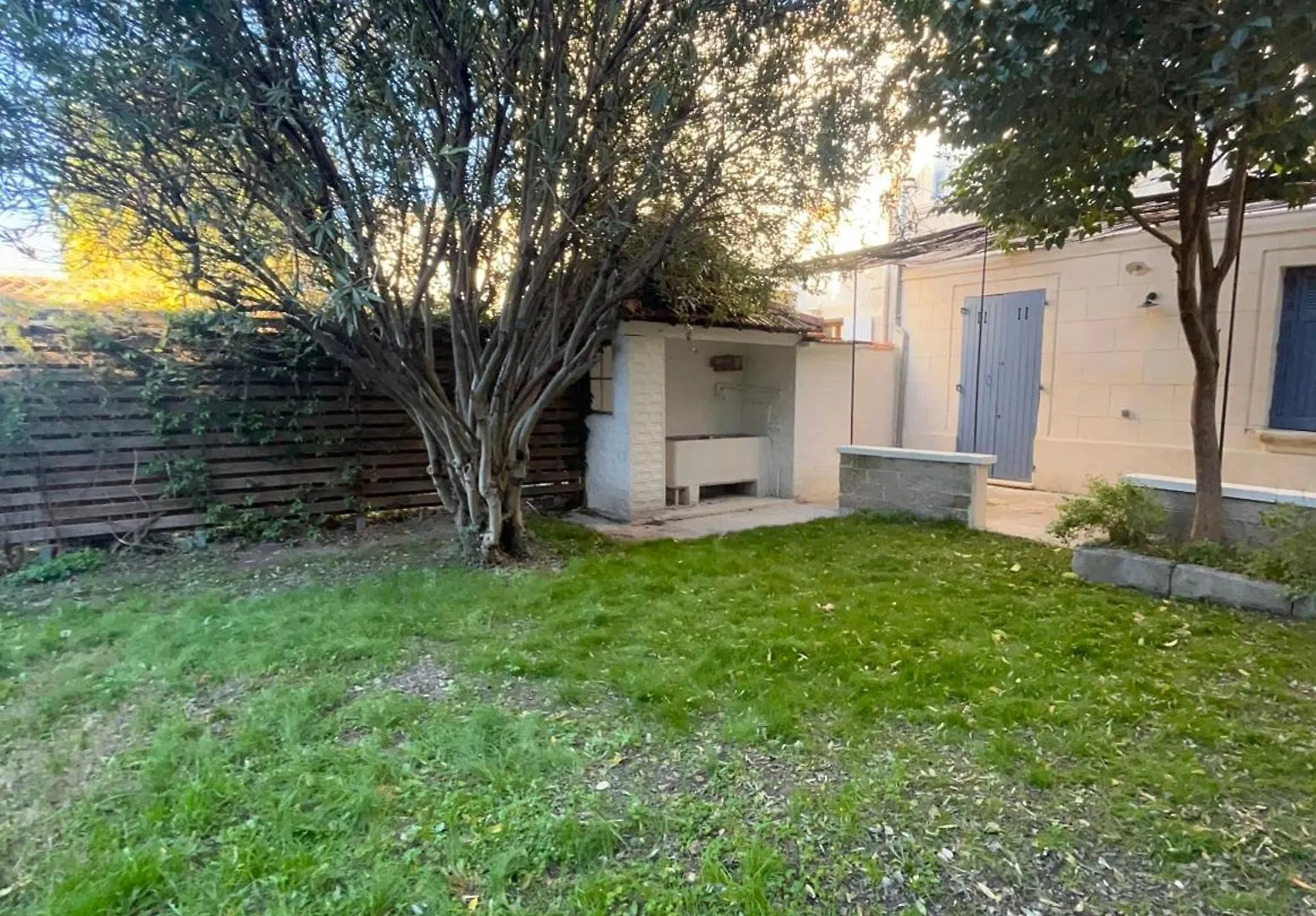 Maison De Caractere Avec Jardin Arbore En Avignon France