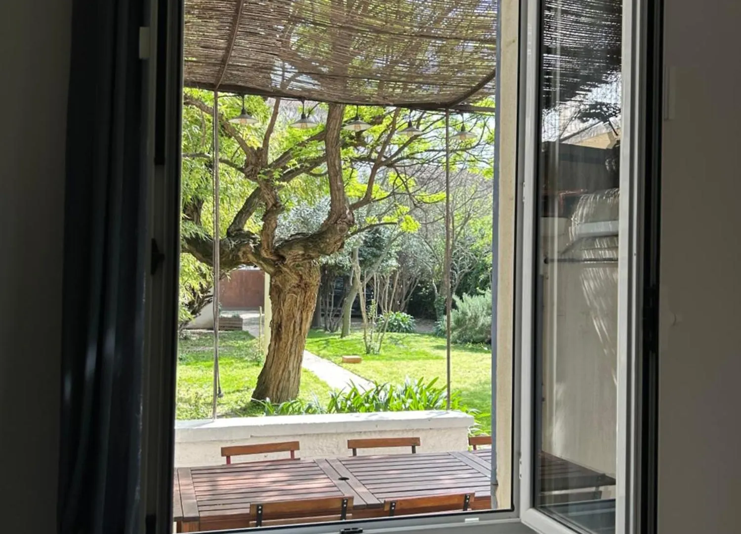 Maison De Caractere Avec Jardin Arbore En Avignon