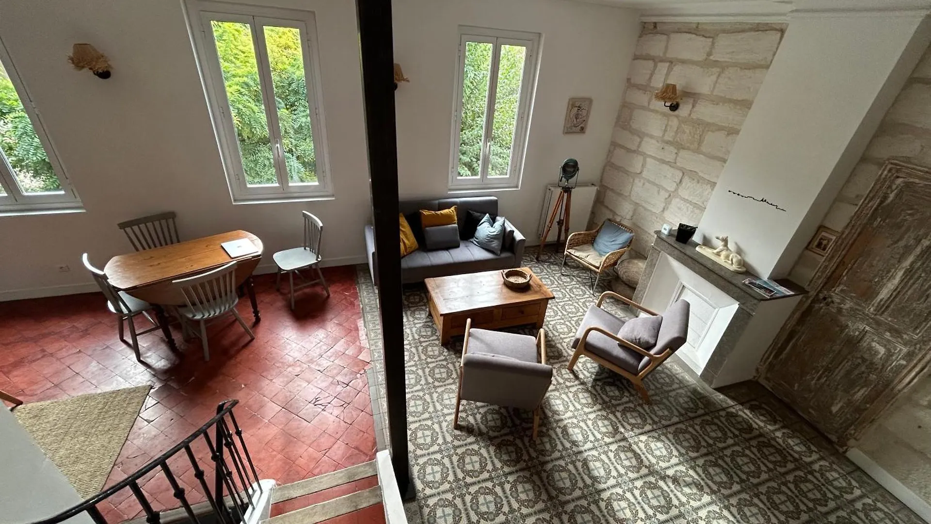 Maison De Caractere Avec Jardin Arbore En Avignon France